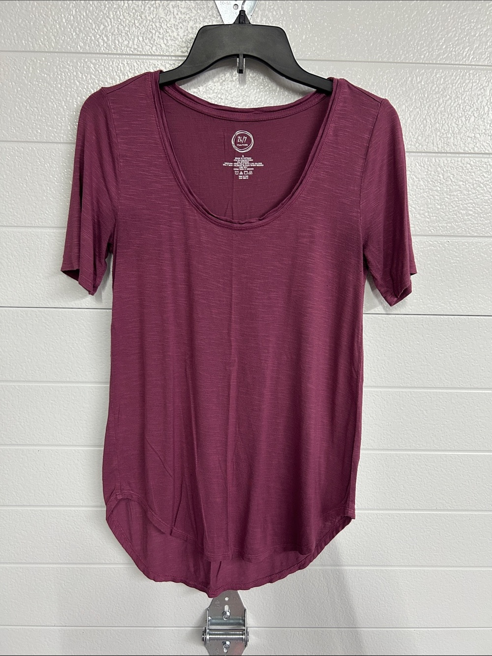 Everyday Scoop Neck Tee in Plum